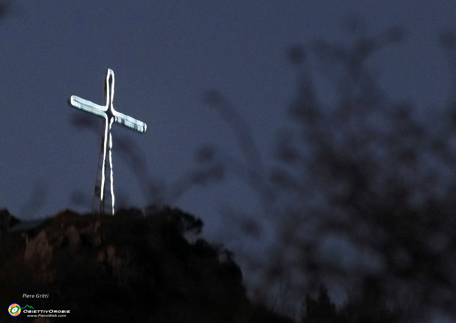 56  La croce del Castello illuminata.JPG